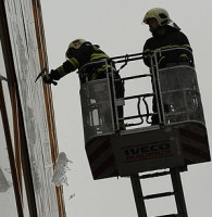 Rampouchy a sníh na střechách: Při oblevě hrozí vážná zranění, upozorňují hasiči